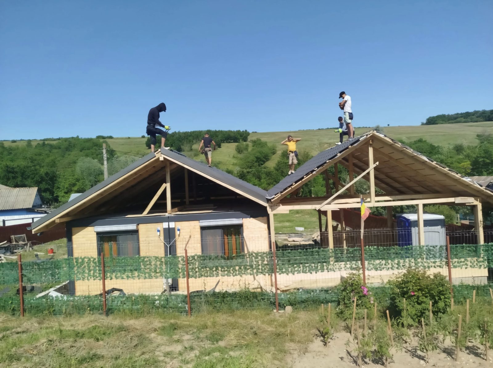 Montaj acoperiș, structură din lemn, echipă la lucru